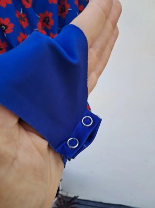 Body floral azul y rojo