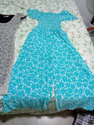 Vestido beige y mono largo azul