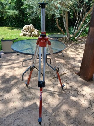Trípode Hilti PA 921, con su bolsa de viaje.