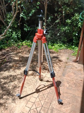 Trípode Hilti PA 921, con su bolsa de viaje.