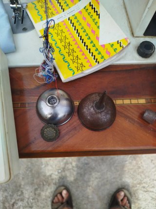 Aceitero antiguo de metal