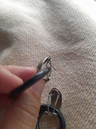 Pendientes vintage negros dorados.
