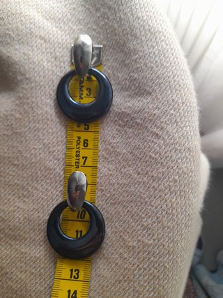 Pendientes vintage negros dorados.