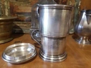 Antigua cafetera baño de plata y sello de origen