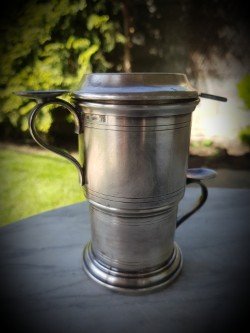 Antigua cafetera baño de plata y sello de origen