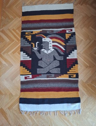 Alfombra tejida diseño azteca