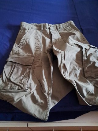 Pantalón multibolsillos verde militar
