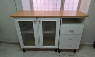 Mueble de cocina blanco y madera