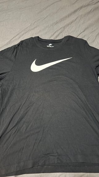 Camiseta Nike Negra Logo Blanco