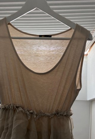 Vestido beige con volantes