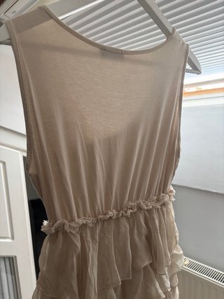 Vestido beige con volantes