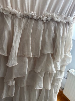 Vestido beige con volantes