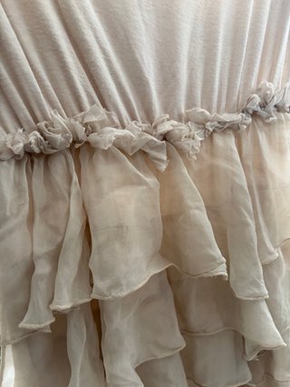 Vestido beige con volantes