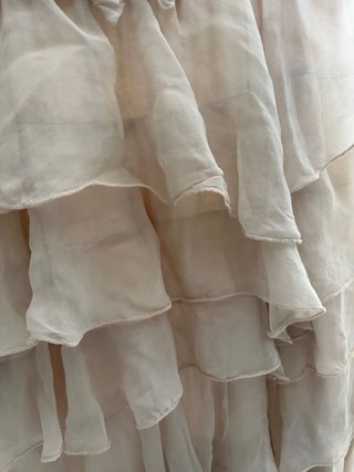 Vestido beige con volantes