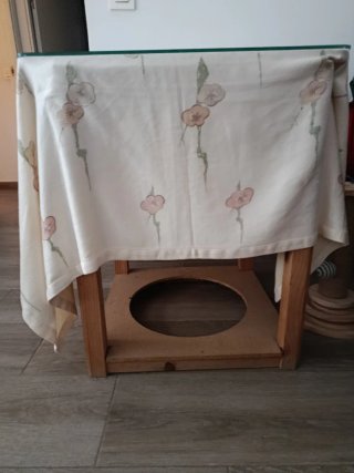 Mesa camilla de madera con tela floral y cristal