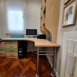 Escritorio con cajonera