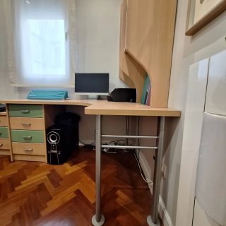 Escritorio con cajonera
