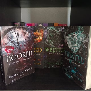 HOOKED, SCARRED,WRETCHED Y TWISTED - Libro