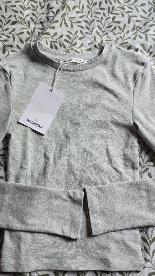 Camiseta Pull&Bear gris manga larga ajustada