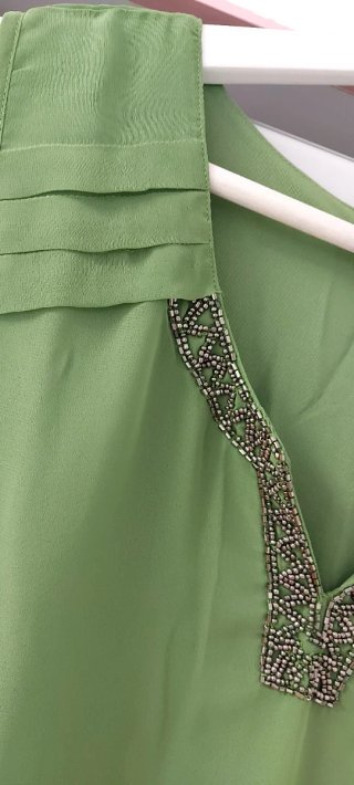 Vestido verde con pedrería