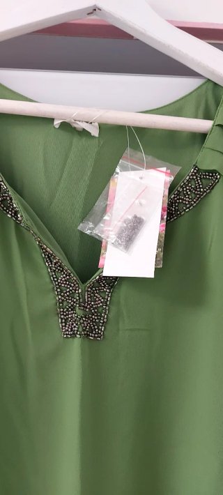 Vestido verde con pedrería