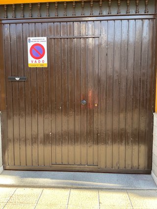 Puerta de garaje con postigo 245x240