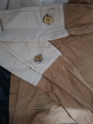 Blusa estilo camisa beige y blanca