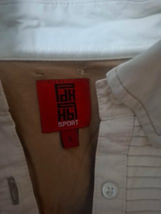 Blusa estilo camisa beige y blanca