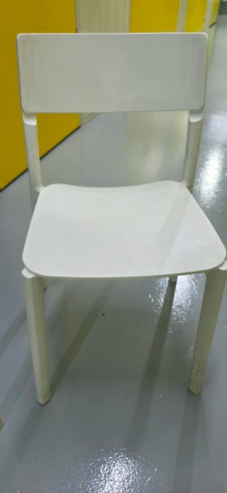 Mesa de comedor y Sillas blancas de plástico Ikea