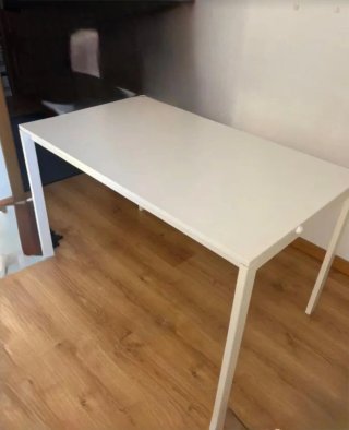 Mesa de comedor y Sillas blancas de plástico Ikea