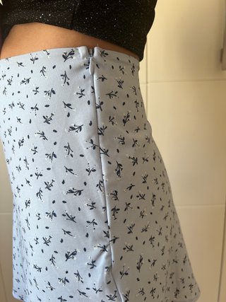 Falda Mini Floral H&M Talla 36 Azul Lavanda