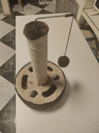 Rascador para gatos con juguete