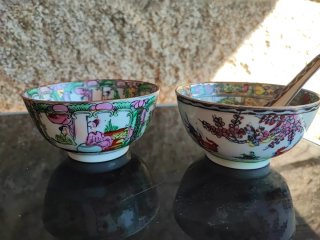 Cuencos de porcelana china decorados antiguos.