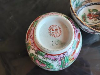 Cuencos de porcelana china decorados antiguos.