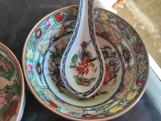 Cuencos de porcelana china decorados antiguos.