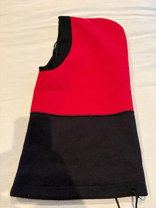 Capucha térmica de forro polar rojo y negro con co
