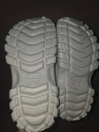Crocs Talla 39-40 Gris con Jibbitz