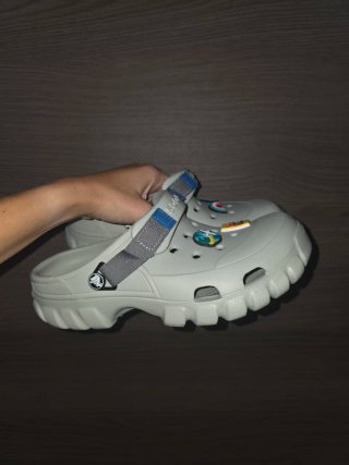 Crocs Talla 39-40 Gris con Jibbitz