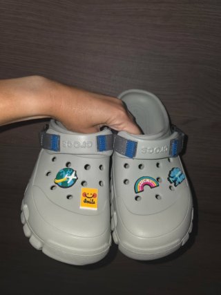 Crocs Talla 39-40 Gris con Jibbitz