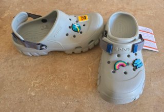 Crocs Talla 39-40 Gris con Jibbitz