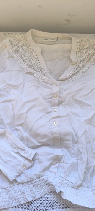 Blusa blanca con manga y encaje