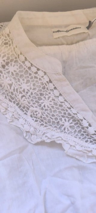 Blusa blanca con manga y encaje
