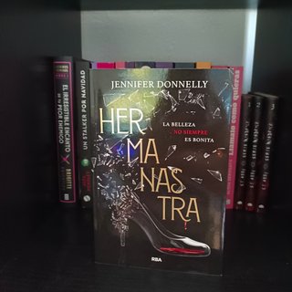 Hermanastra - Libro