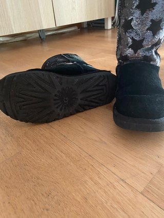 Botas UGG Negras con Estrellas Plateadas