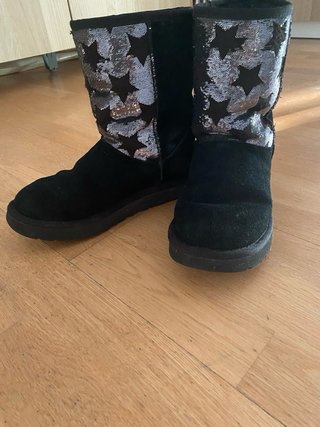 Botas UGG Negras con Estrellas Plateadas