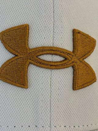 Gorra Under Armour Hombre Blanca Logo Dorado