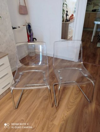 Sillas de diseño transparentes y plateadas.
