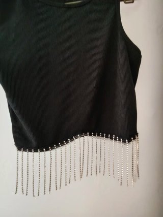Top negro con tira de brillantes