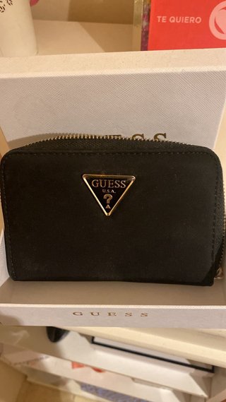 Cartera Guess Negra con Logo Metálico