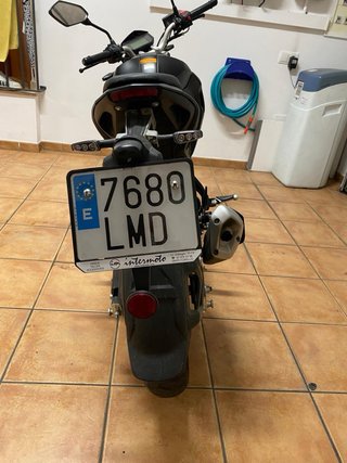 Moto 125cc Negra y Amarilla